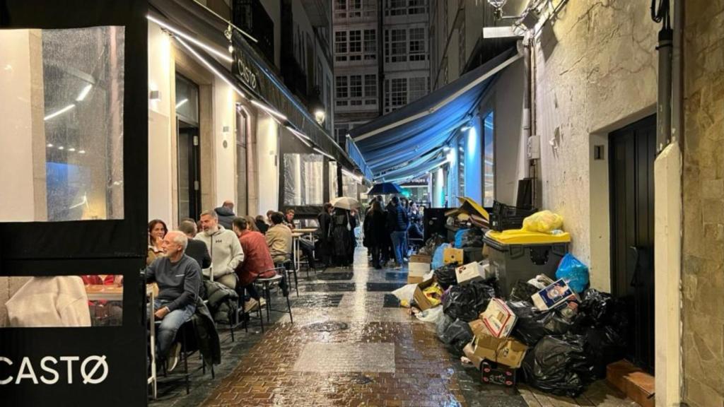 Basura acumulada en la calle Galera durante la noche.