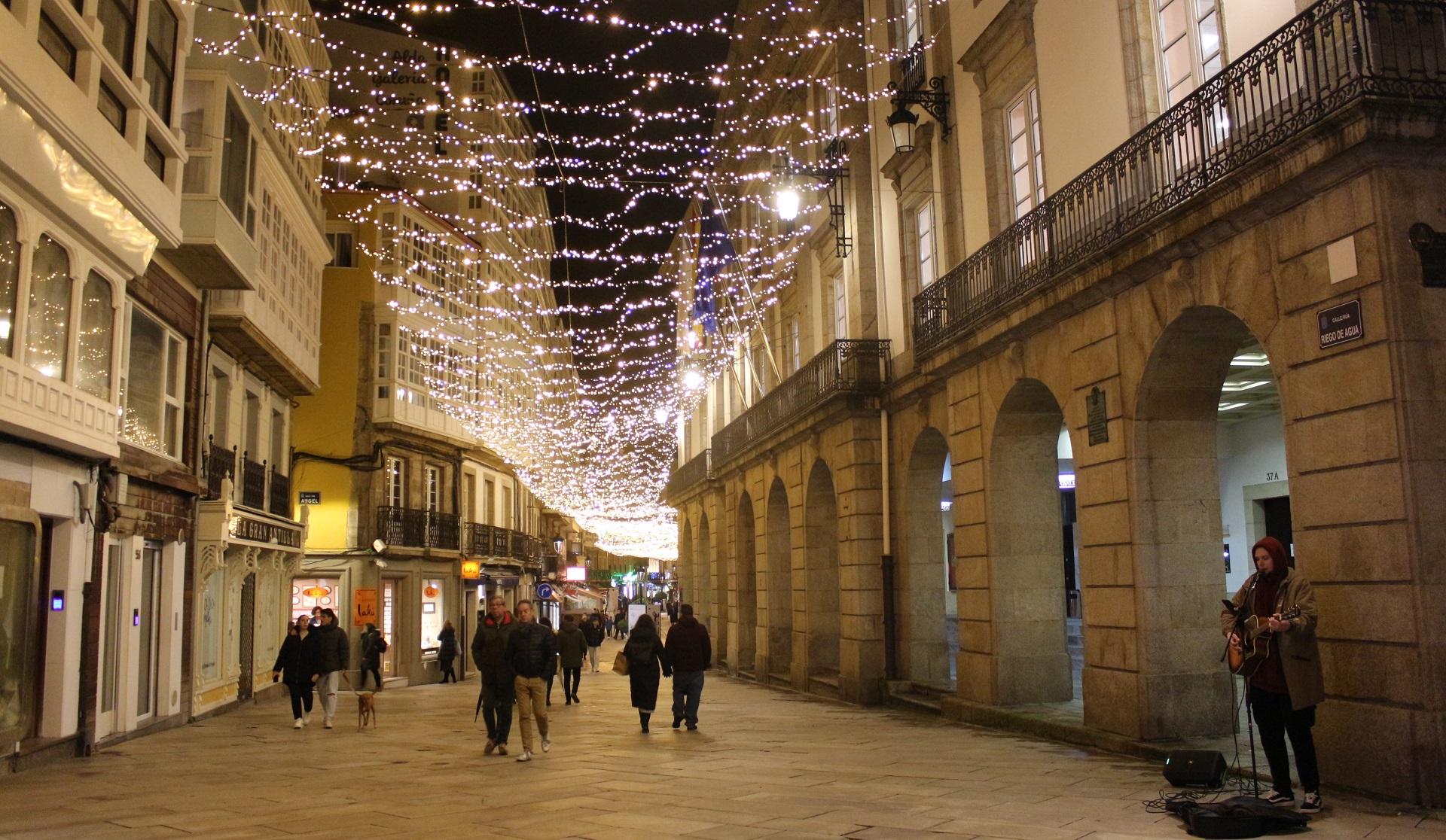 Un recorrido por las luces de Navidad de A Coruña (López).