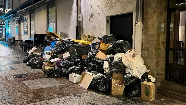 Basura acumulada a las 1:30 horas (Foto: Cedida)