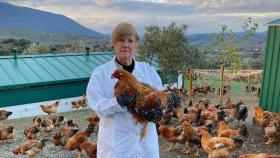 Marisa Cantero sostiene uno de los capones de la granja 'La Loma Verde'.