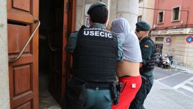 Dos agentes de la Guardia Civil escoltan a un detenido en Mallorca en una imagen de archivo.