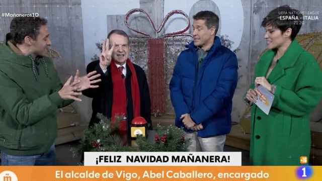 El regidor de Vigo, Abel Caballero, junto a los conductores del espacio televisivo a punto de darle al pulsador.