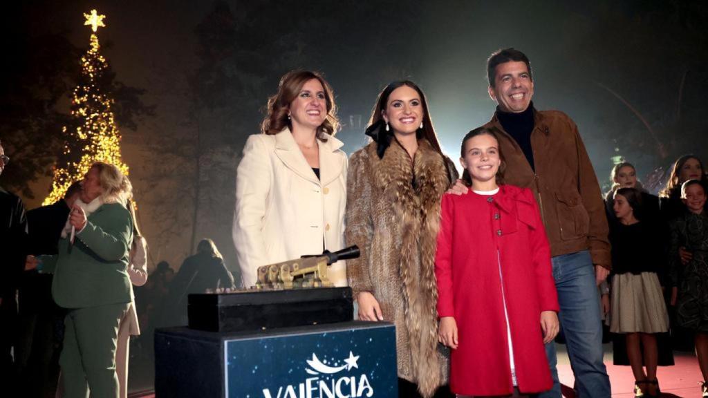 Las falleras de Valencia, junto a la alcaldesa y el presidente de la Generalitat en la plaza del Ayuntamiento. EE