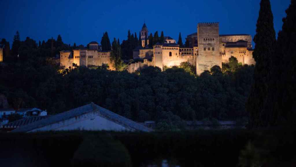 Imagen de la Alhambra de noche