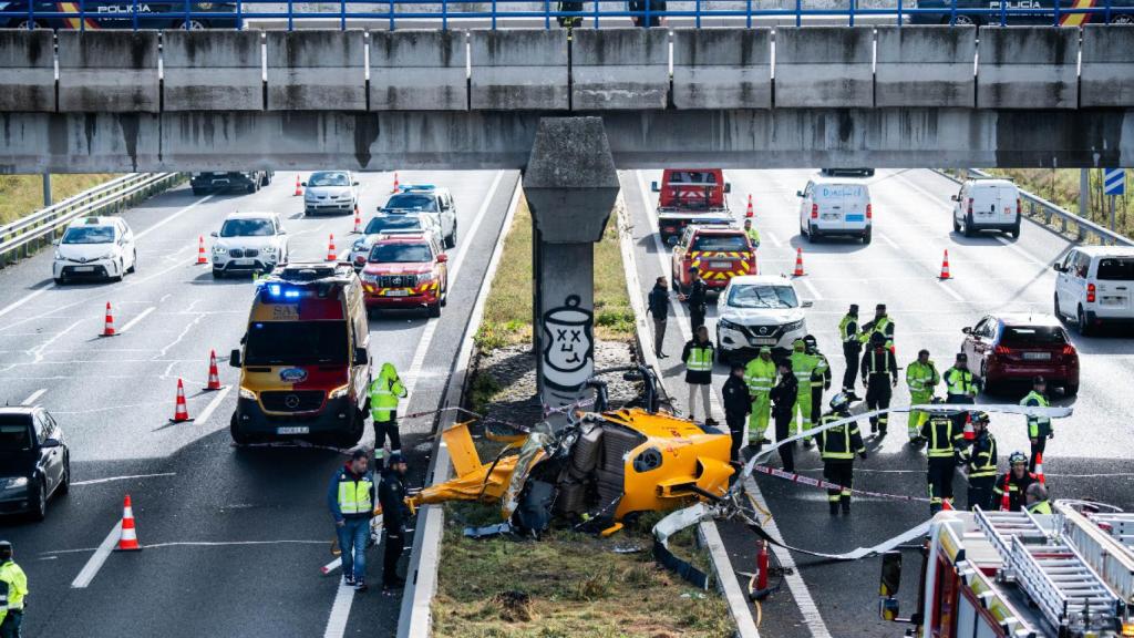 El helicóptero privado accidentado sobre la mediana de la carretera M-40, en Madrid.