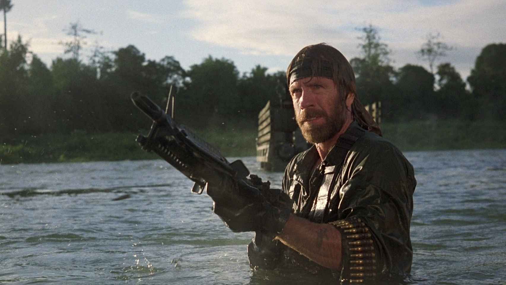 Chuck Norris en 'Desaparecido en combate', compitiendo con Rambo.