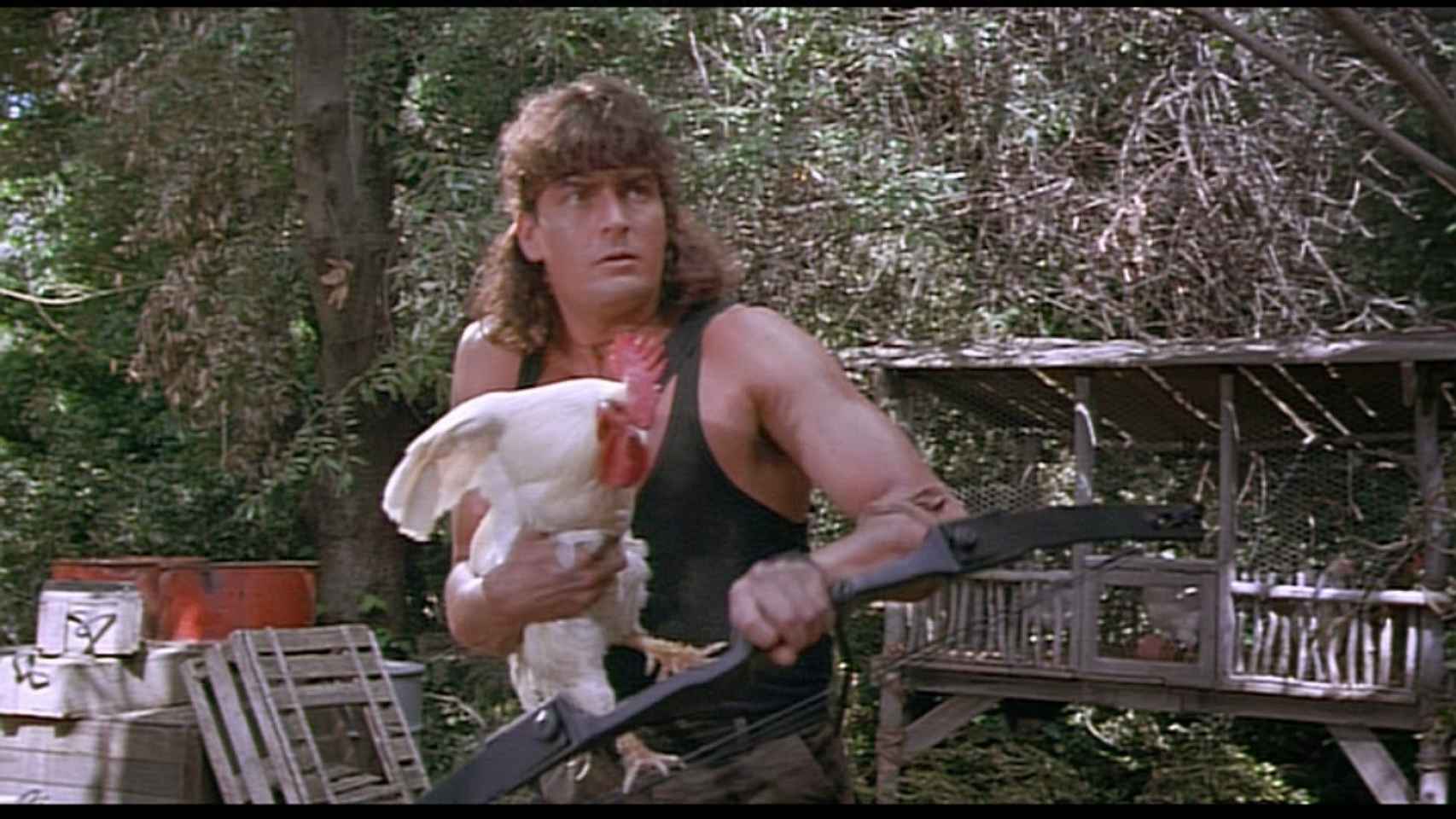 Charlie Sheen parodiando a Rambo en la desopilante 'Hot Shots! 2' (1993)