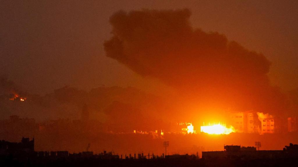 Momento después de un ataque aéreo israelí en Gaza.