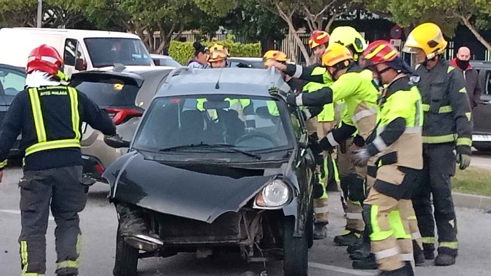 Los bomberos, enderezando el vehículo.