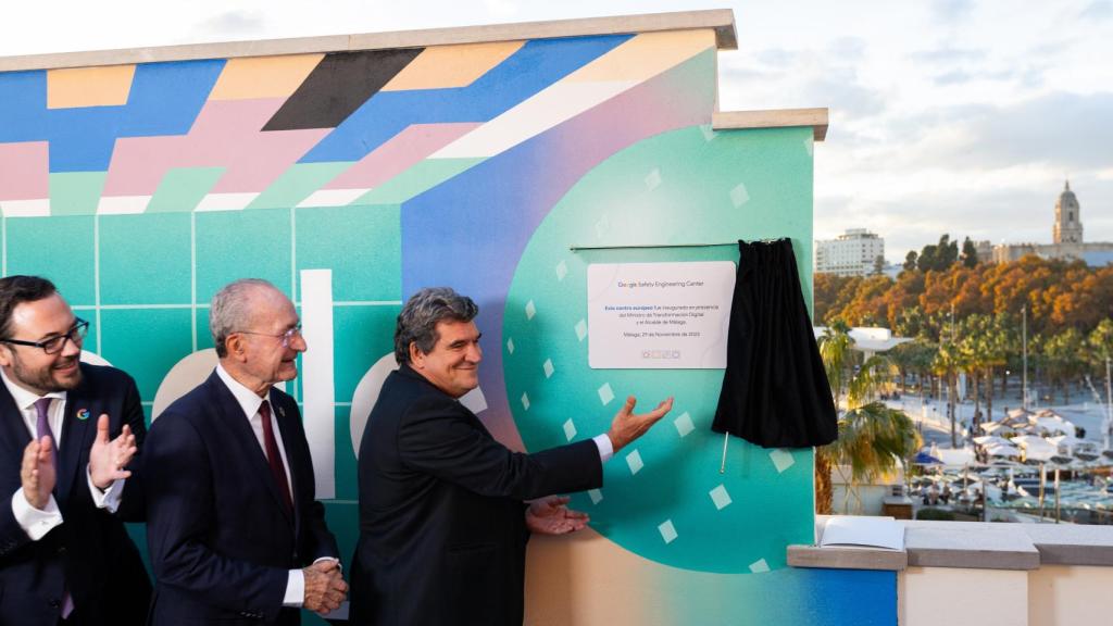 El alcalde, Francisco de la Torre, en el centro de la imagen durante la jornada de inauguración del nuevo centro de Google en Málaga.