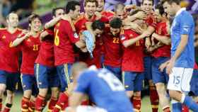 La Selección celebra el triunfo en la Eurocopa 2012 ante Italia.