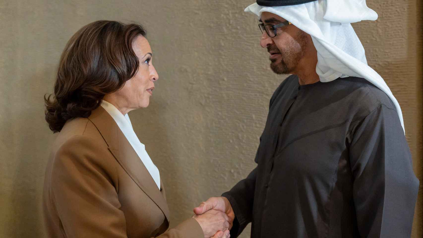 El jeque Mohamed bin Zayed Al Nahyan, presidente de los Emiratos Árabes Unidos, y Kamala Harris, vicepresidenta de los Estados Unidos, en Dubai, Emiratos Árabes Unidos.