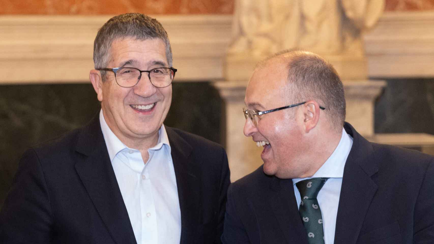 Patxi López y Miguel Tellado, portavoces parlamentarios del PSOE y del PP, respectivamente, bromean durante la jornada de puertas abiertas en el Congreso, este viernes.