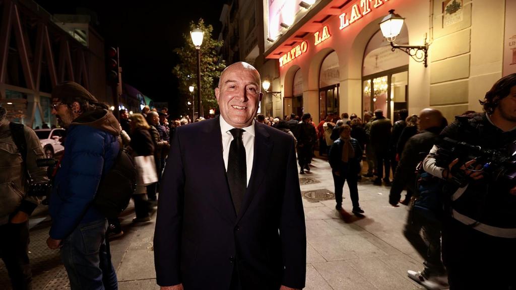 Jesús Julio Carnero en el teatro La Latina de Madrid, donde se ha instalado la capilla ardiente de la actriz Concha Velasco