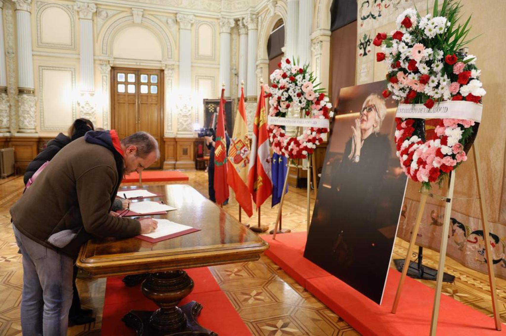 Ciudadanos firmando en los libros de condolencias dispuestos en el Ayuntamiento de Valladolid