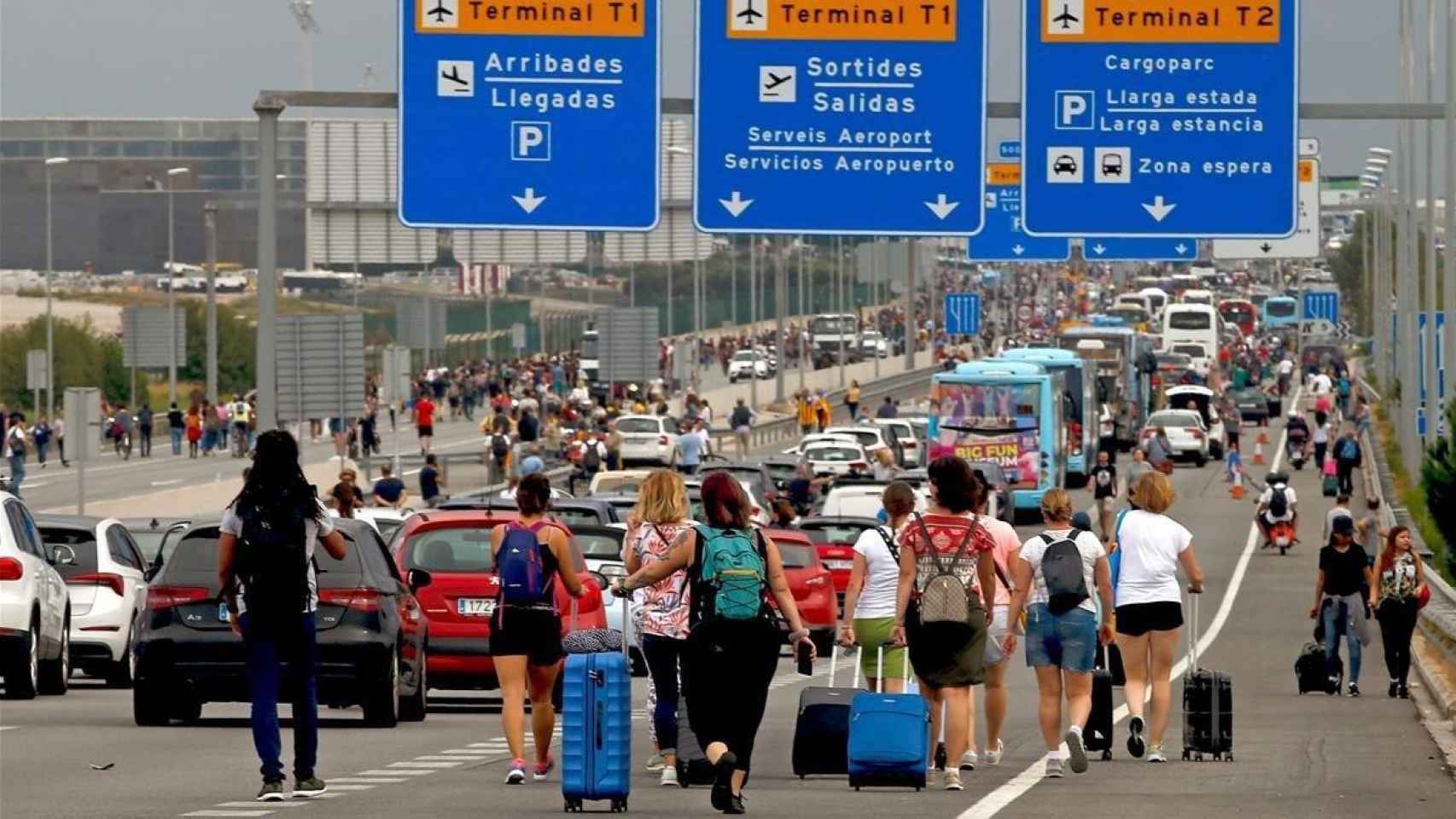 Pasajeros llegando a pie al aeropuerto de Barcelona el 14 de octubre de 2019