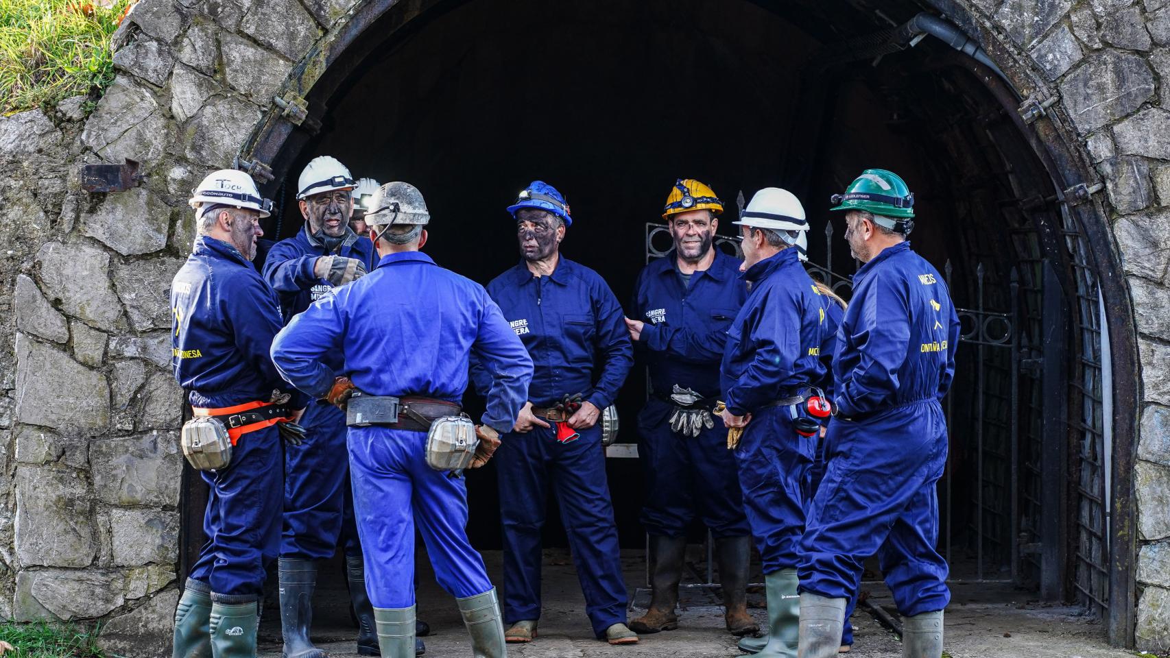 Mineros en la mina escuela de La Robla.