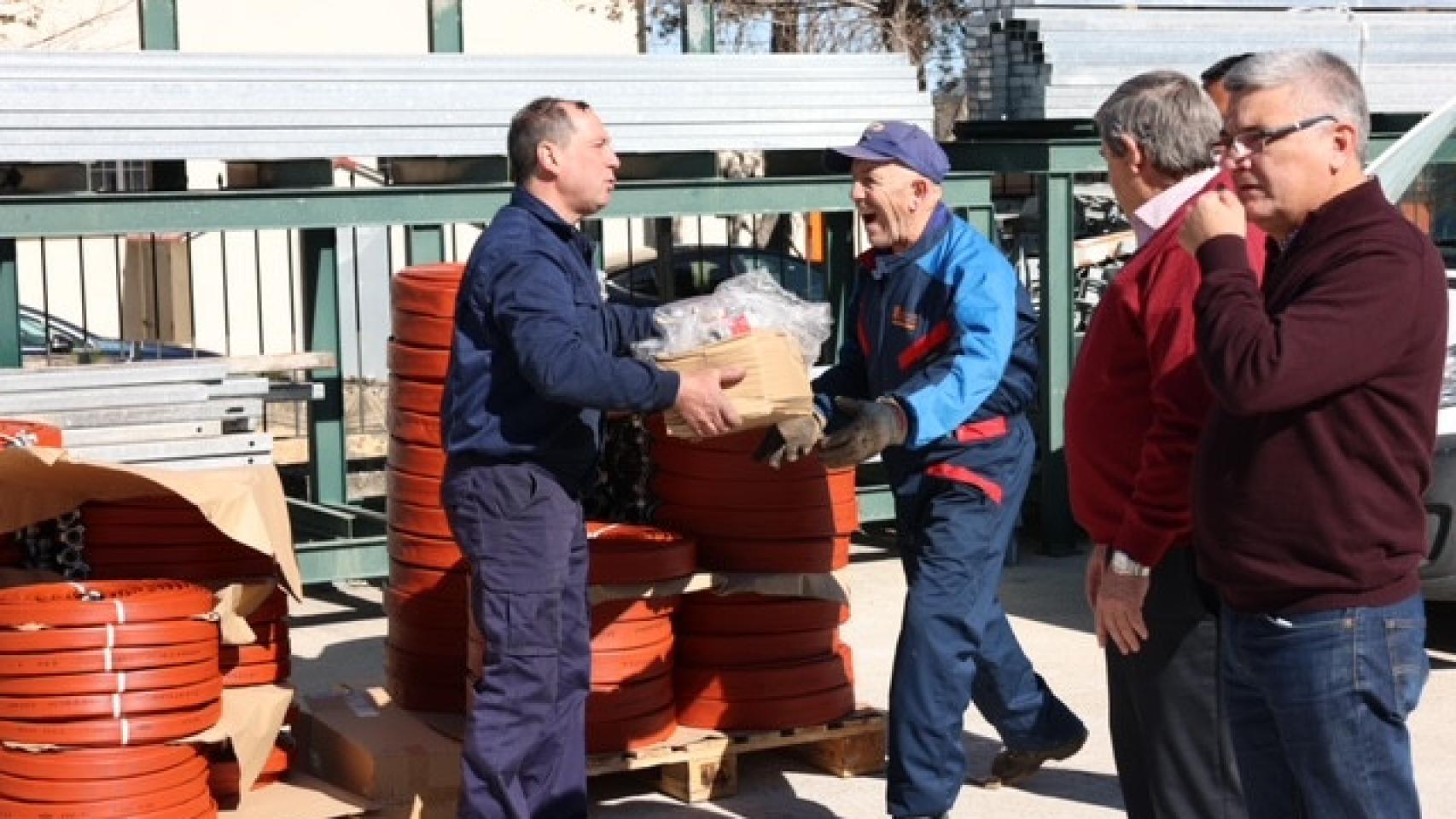 Entrega de material contra incendios en un pueblo de Segovia