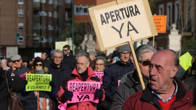 Decenas de ciudadanos se manifiestan por la reapertura del Centro de Especialidades de Delicias