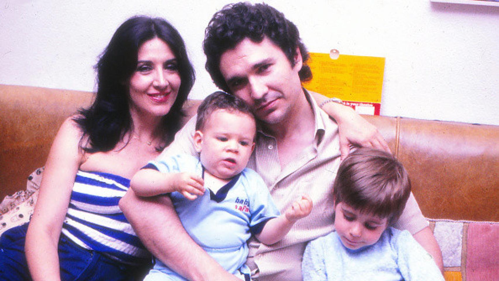 Concha Velasco y Paco Marsó junto a sus hijos.