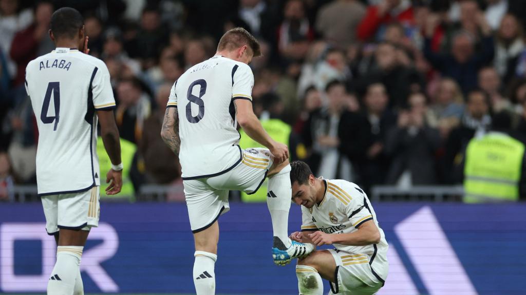Brahim celebra con Kroos su gol en el Real Madrid - Granada