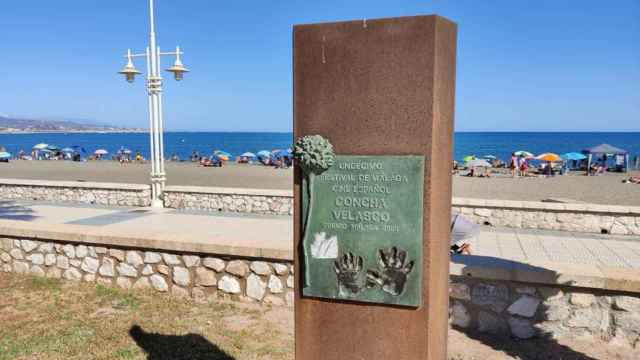 Estatua recuerdo a Concha Velasco en el paseo marítimo de Málaga.