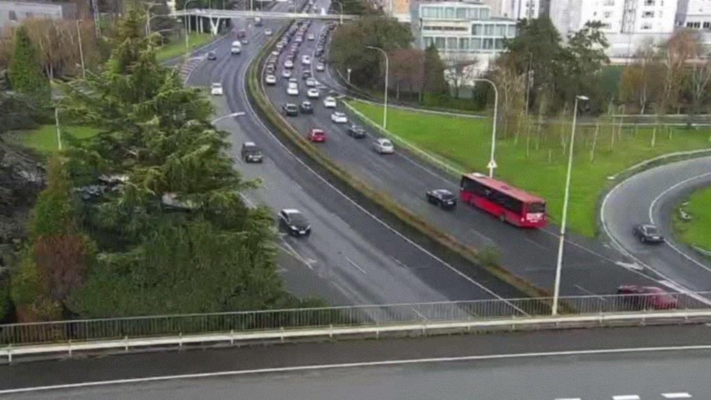 Retenciones en la entrada de A Coruña este 2 de diciembre.