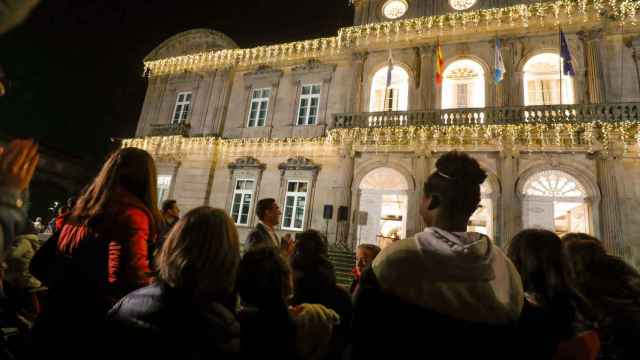 Luis López y varios asistentes al encendido de las luces.