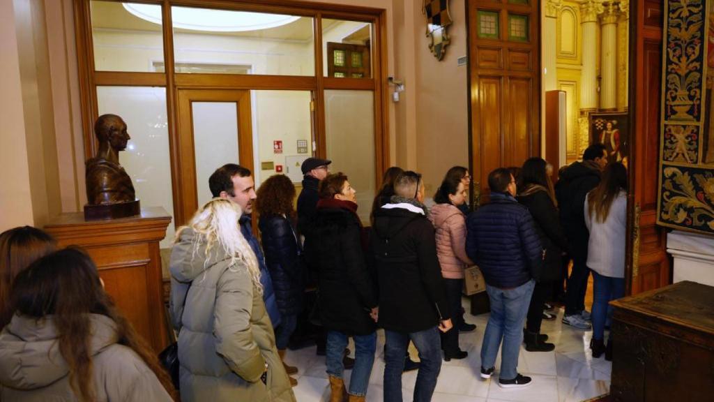 Personas despidiendo a Concha Velasco en el Ayuntamiento de Valladolid