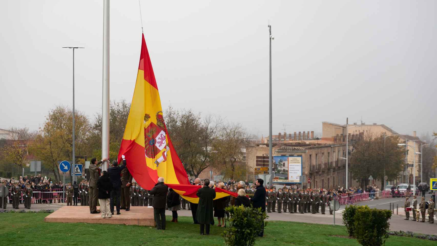 Acto de izado de la bandera de España en Toledo. Foto: Javier Longobardo.
