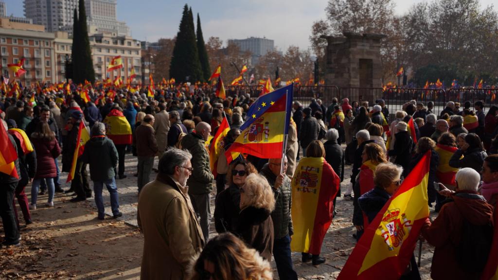 Miles de personas acuden al acto del PP en el Templo de Debod.