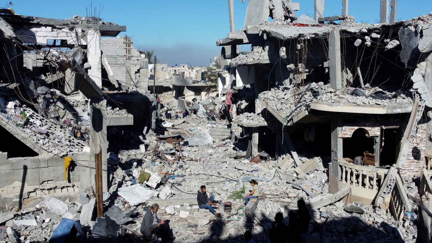 Palestinos cocinando entre escombros