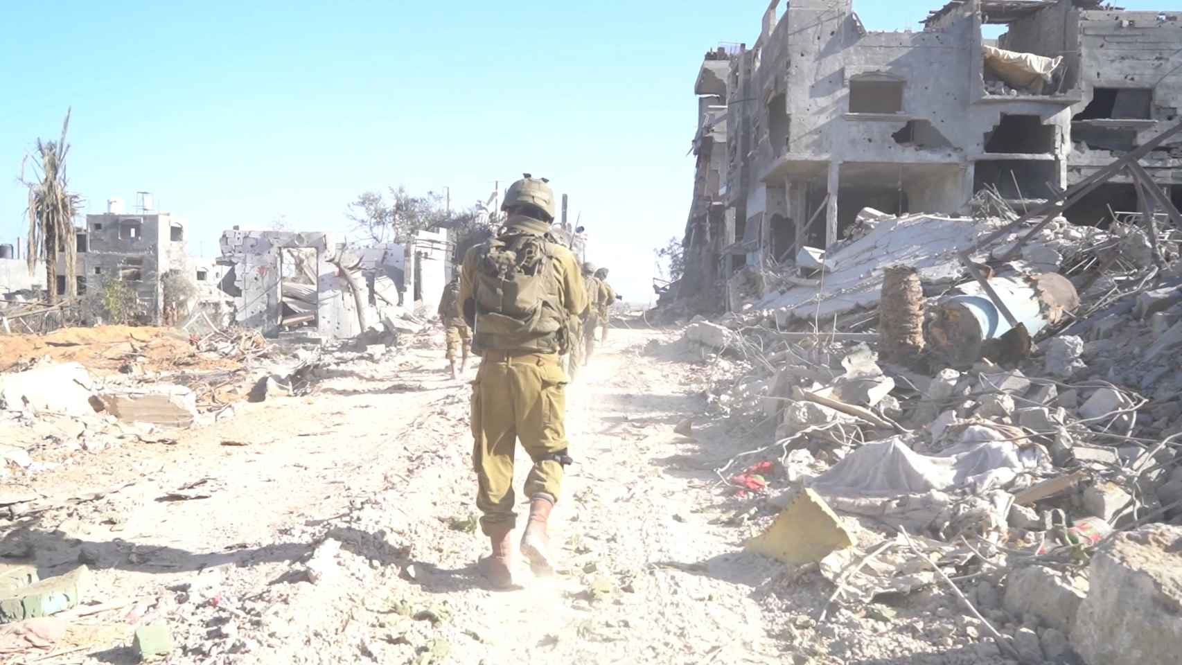 Soldados iraelíes caminando por Gaza