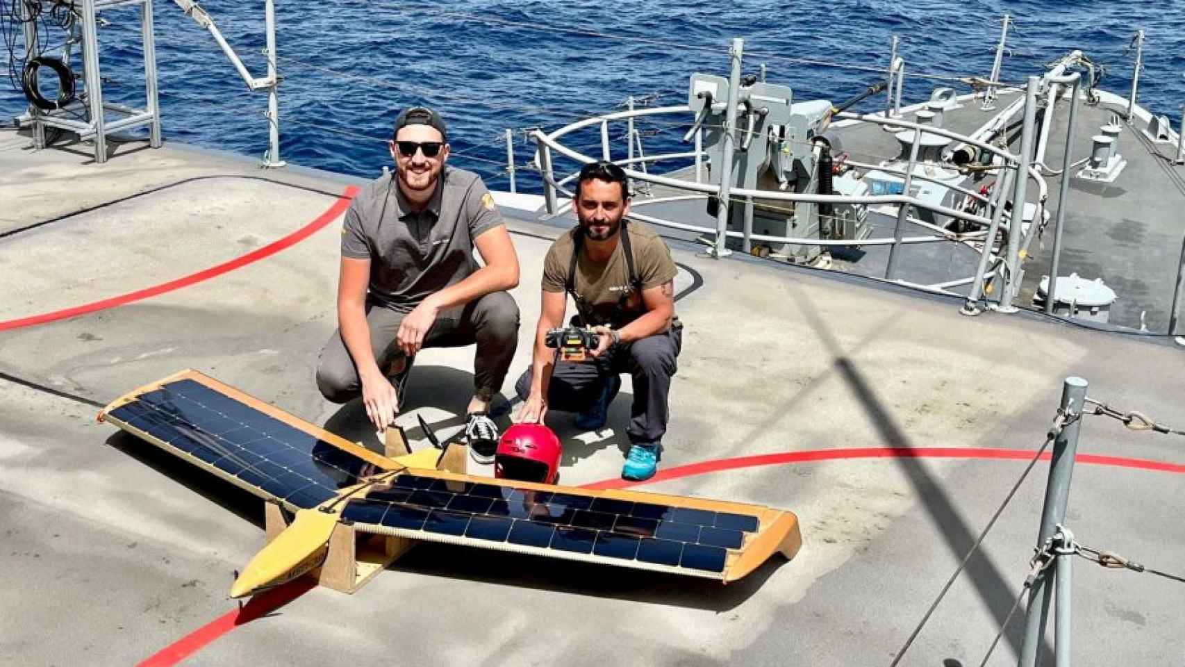 Personal de Marine Instruments junto con el AirFox en la cubierta de un barco