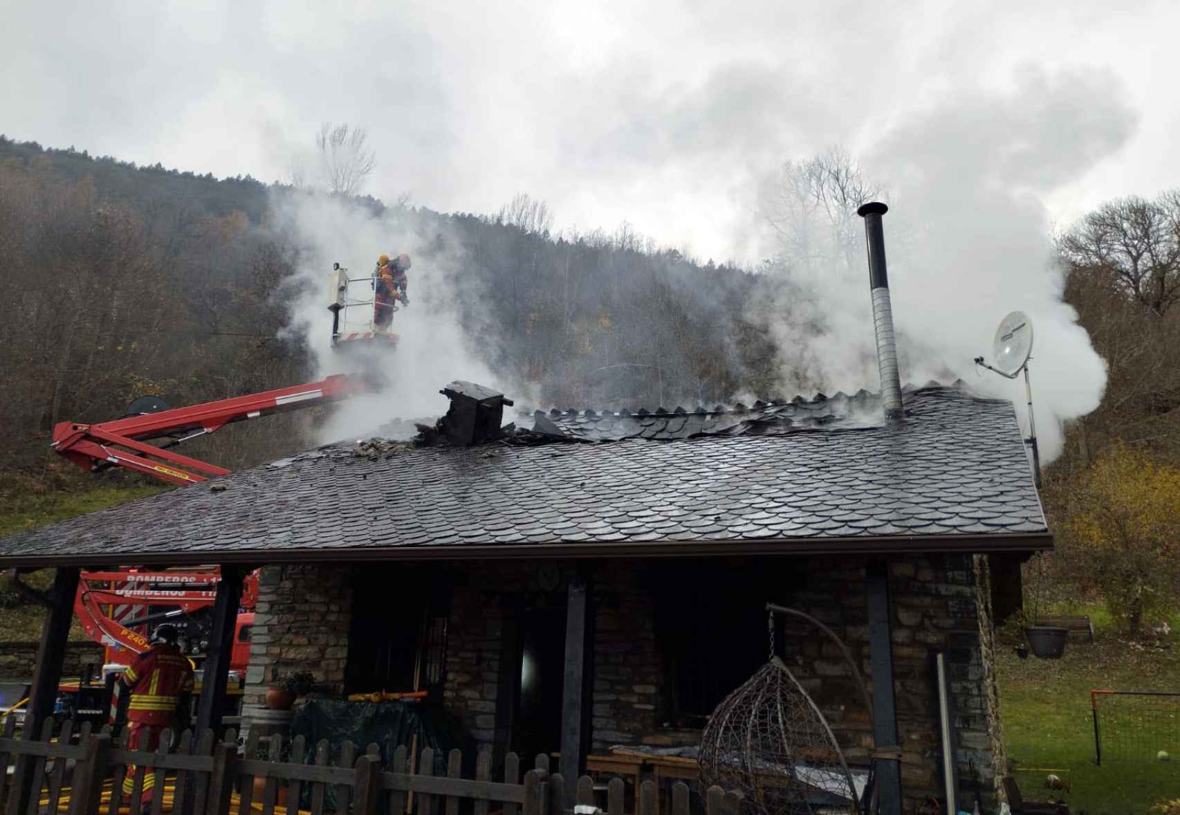Imagen de la casa incendiada en Páramo del Sil, León