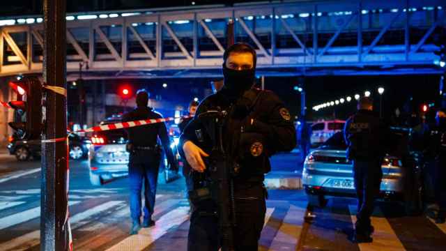 Policía francesa tras el ataque de Armand Rajabpour-Miyandoab en París.