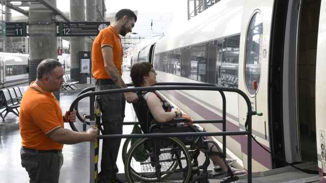 Trabajadores de Adif ayudando a un pasajero a subir al tren
