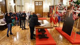 Decenas de vallisoletanos despiden a Concha Velasco en el Ayuntamiento de Valladolid