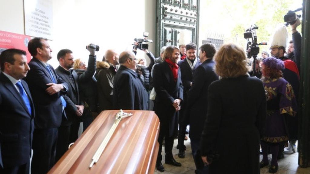 Manuel, el hijo de Concha Velasco, hablando con el presidente de la Junta de Castilla y León, Alfonso Fernández Mañueco