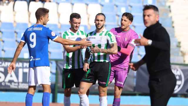 Dragiša Gudelj, jugador del Córdoba, da el susto tras desplomarse durante el partido ante el Melilla