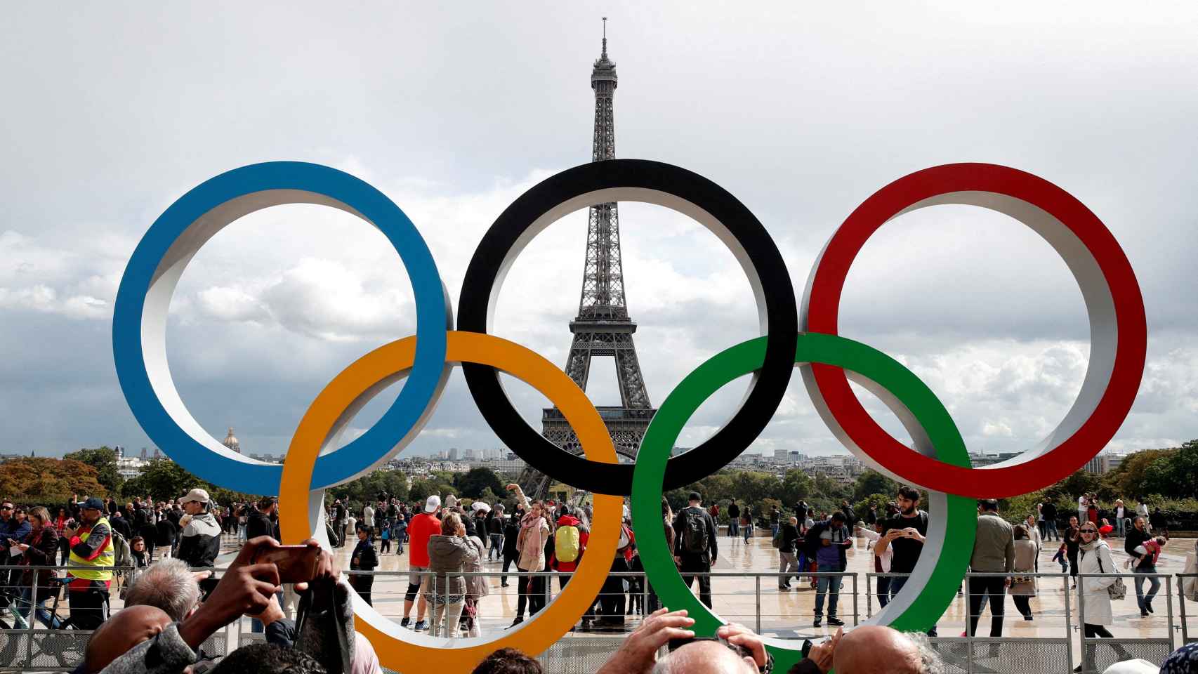La Torre Eiffel, con los aros olímpicos en primer plano.