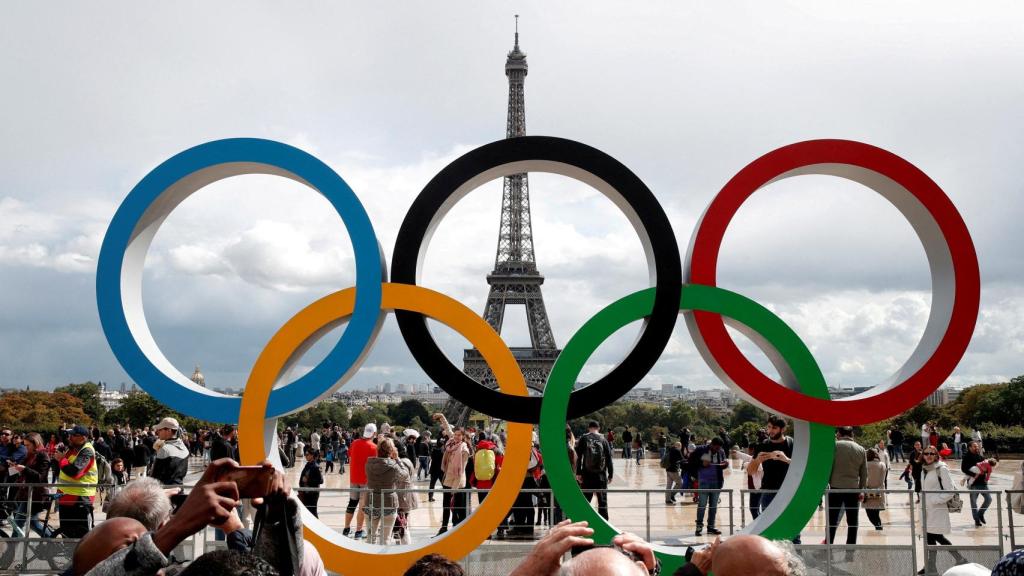 La Torre Eiffel, con los aros olímpicos en primer plano.