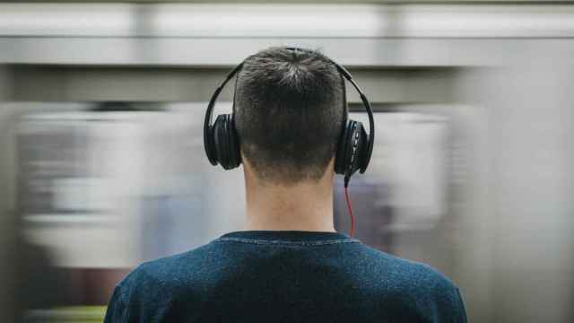 Imagen de un hombre usando auriculares. Foto: Burst/Pexels