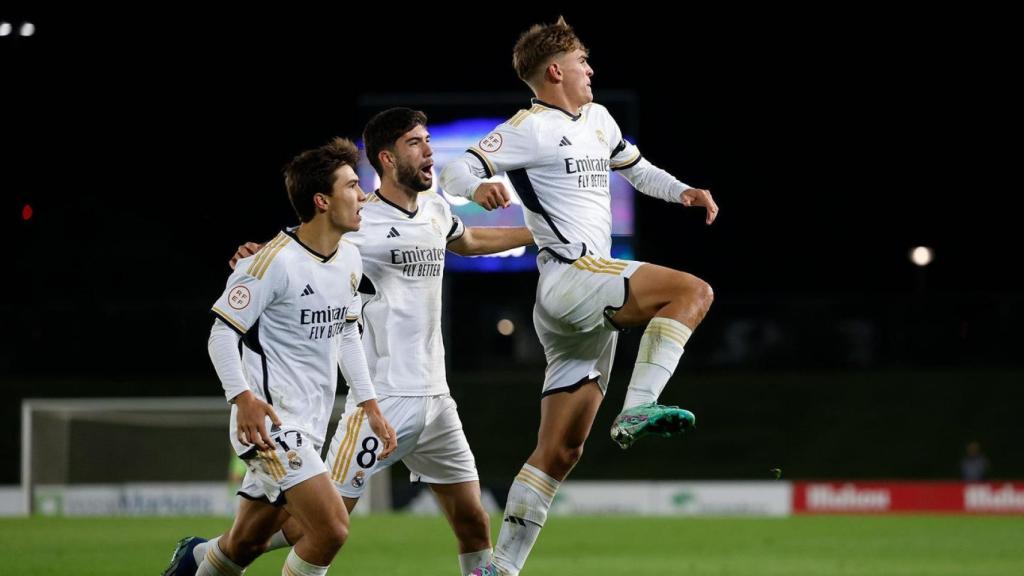 Nico Paz celebra su gol frente al San Fernando.