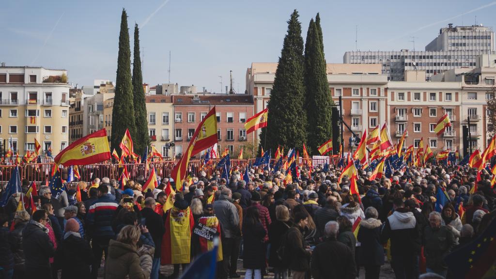 Miles de personas acuden al acto del PP en el Templo de Debod, que acaba con nuevas protestas en Ferraz