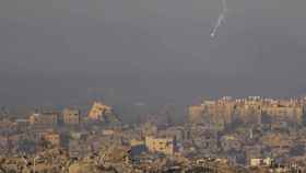 Bengala cayendo sobre Gaza después de ataques israelíes