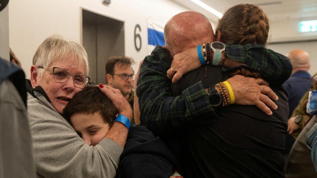 Un rehén israelí secuestrado por Hamás en la Franja de Gaza se reencuentra con su familia el pasado 26 de noviembre.