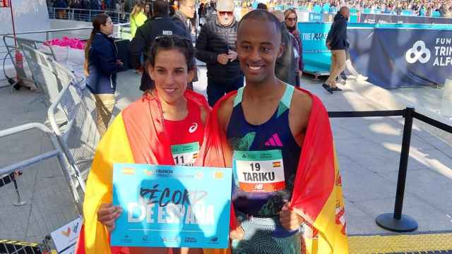 Tariku Novales y Mayida Maayouf, en la Maratón de Valencia 2023. Runner's World