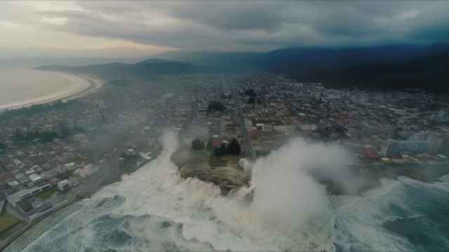 El tsunami arrasando la Playa de Gandía, según la IA. Freepik Company