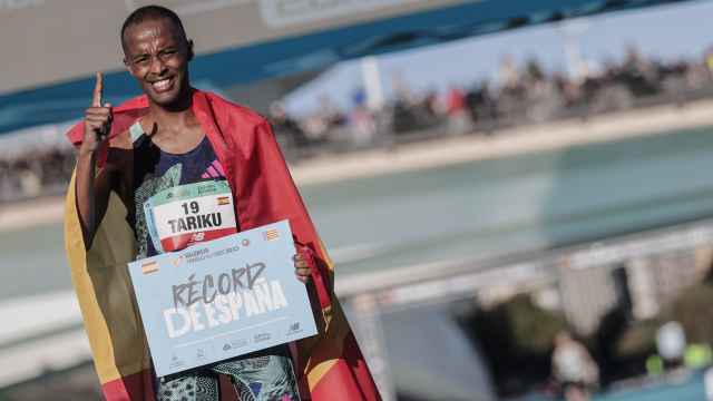 Tariku Novales, el atleta español en batir la marca nacional en la Maratón de Valencia 2023. Efe